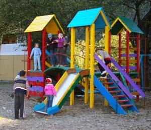 У Міжгір'ї взялися за облаштування дитячих майданчиків (ФОТО)