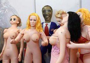 На китайській виставці сексуальних товарів представили гумову ляльку Барака Обами