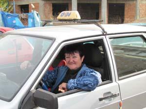 "Це справді не жіноча робота", — зізнається ужгородська жінка-таксист 