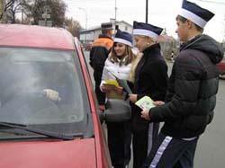 Закарпатські школярі нагадали водіям правила дорожнього руху на залізничному переїзді (ФОТО)