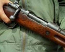 Чопські митники вилучили у власника «Мерседесу» мисливську рушницю