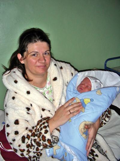 ...стомлено посміхається вчителька Романія Лизанець із Перечинського району, котра народила хлопчика вагою 5,1 кілограма