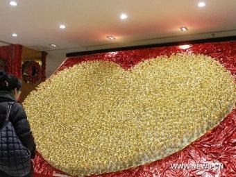 У Китаї продадуть 1999 золотих троянд