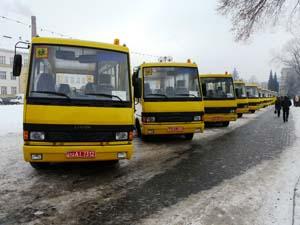 Закарпатські школи отримали 11 автобусів