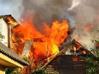 На Закарпатті через пожежу в дерев'яному будинку загорівся сусідній