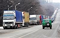 На кордоні в Ужгороді довшають кілометрові черги вантажівок (ВІДЕО)