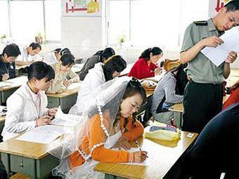 Китаянка приїхала на іспит у весільній сукні