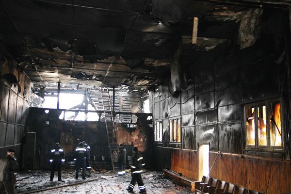 Закарпаття: Про пожежу в сільському клубі повідомив сусід МНСник (ФОТО)