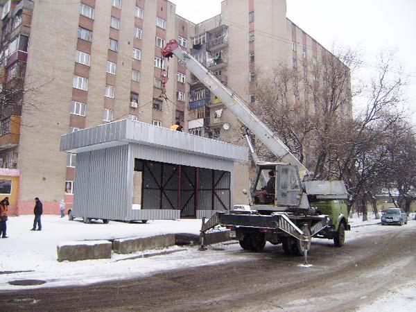 В Ужгороді влада демонтувала незаконно встановлений павільйон (ФОТО)