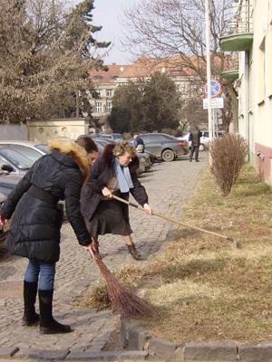 Працівники мерії Ужгорода на міському суботнику зібрали 20 кубометрів сміття (ФОТО)