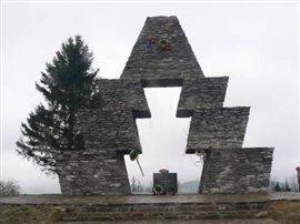 Угорський монумент на Верецькому перевалі знову розмалювали свастикою (ФОТО)