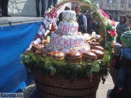 В Івано-Франківську освятили найбільший в Україні великодній кошик, зроблений закарпатцями (ФОТО)