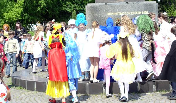 В Ужгороді гноми, попелюшки, пірати і буратіно поклали квіти до пам'ятника Шевченку (ФОТО)