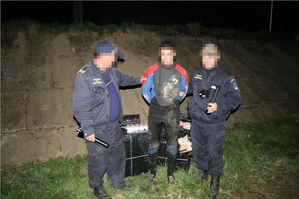 Закарпатець в водолазному костюмі через Тису доправляв контрабандні сигарети в Румунію (ФОТО)