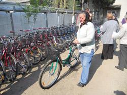На новеньких велосипедах тепер повезуть пошту тячівські та рахівські листоноші