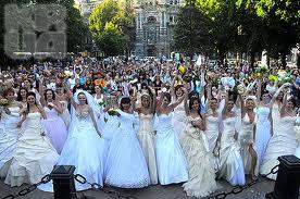 Вже понад 100 дівчат зголосилося одружитися під час ужгородського Параду наречених