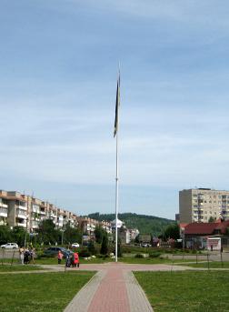Зігнутий флагшток Державного прапора в Мукачеві вирівняли (ФОТО)
