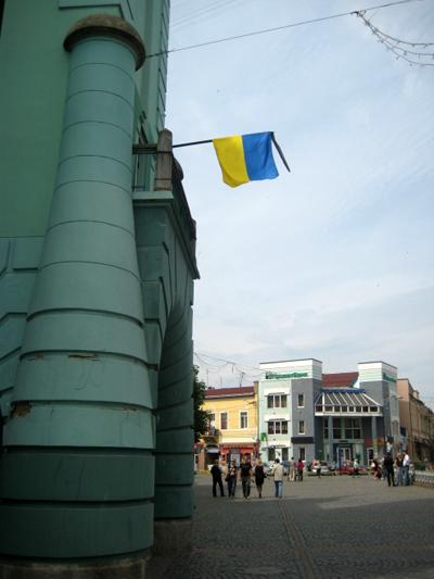 У Мукачеві на вшановання жертв сталінських репресій приспустили державні прапори (ФОТО)
