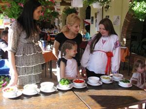 Вечірка «Ой, у вишневому садочку» в Ужгороді зібрала понад 20 «вагітних» пар (ФОТО)