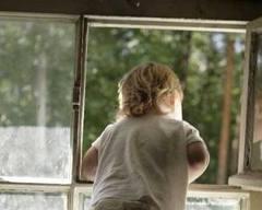 В Ужгороді восьмирічна дівчинка випала з вікна четвертого поверху
