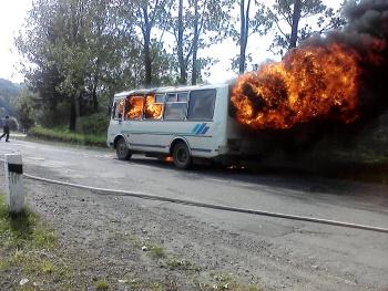 На перевалі поблизу закарпатського Волівця згорів автобус (ФОТО) 