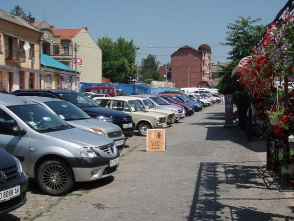 Ужгородська влада платить паркувальникам 500 гривень і не має грошей на розмітку (ФОТО)