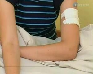 В Ужгороді восьмеро школярок побили подругу через хлопця (ВІДЕО)