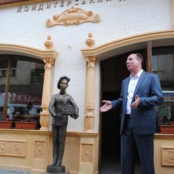 У Мукачеві відкрили пам'ятник Учневі кондитера (ФОТО)