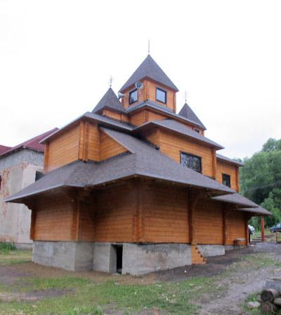 На закарпатській Великоберезнянщині освячено нову дерев’яну церкву (ФОТО)