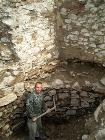 Ужгородські археологи провели розкопки на Королівському замку (ФОТО)  