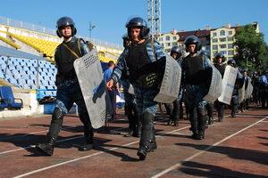 В Ужгороді міліція вчилася застосовувати силу до футбольних фанатів (ФОТО)