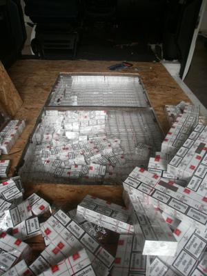 Під підлогою мікроавтобуса чопські митники виявили 9 тисяч пачок контрабандних сигарет (ФОТО)