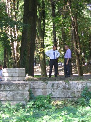 Міський голова Віктор Погорєлов та директор парку Тарас Румянцев оглядають муровану сцену, яку заплановано оновити
