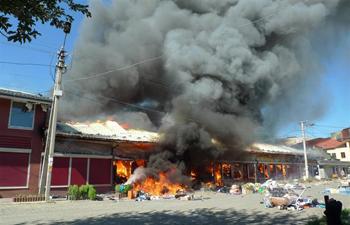 У мукачівському ринку "Росвигівський" вогонь знищив торгівельні місця площею 1 800 кв. м.