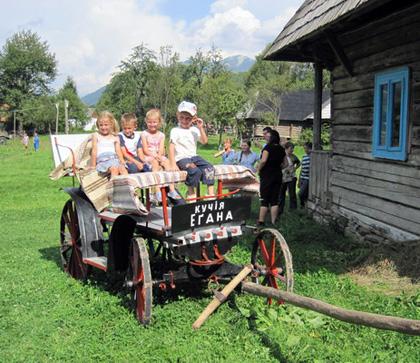 Експозицію музею «Старе село» в Колочаві поповнили кочія Егана і автобус Карпатської України (ФОТО)