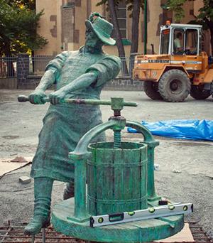 П’яний закарпатець зламав скульптуру Винороба у Виноградові