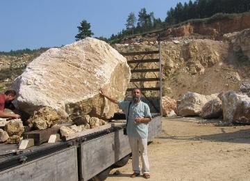 В Ужгород зі Словаччини привезли камінь, з якого виготовлять постамент для пам'ятника єпископу Бачинському (ФОТО)