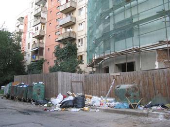 На вулиці Челюскінців в Ужгороді досі не облаштували територію для сміття