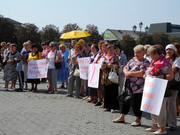 В Ужгороді пройшла акція на підтримку профілактики та ранньої діагностики раку молочної залози (ФОТО)